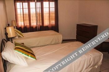 Royal Cove Hotel Jennings Bagian luar foto