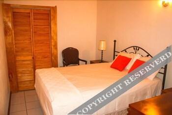 Royal Cove Hotel Jennings Bagian luar foto